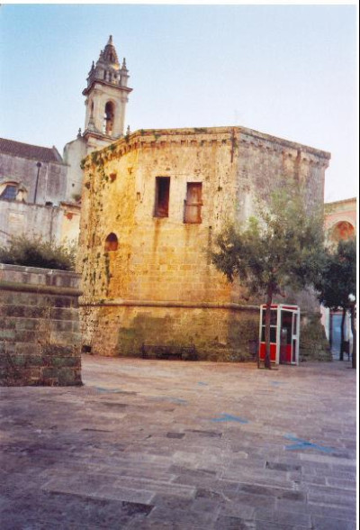 Tricase - piazzetta Giuseppe Codacci Pisanelli - Uno scorcio della Torre piccola di Palazzo Gallone Tricase - piazzetta Giuseppe Codacci Pisanelli - Uno scorcio della Torre ...